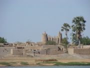 Moschee im Banco-Stil am Ufer des Niger