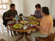 Mittagessen in der Lodge auf der Insel Majuli