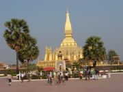 Die Goldene Stupa Tha Luang in Vientiane mi dem Denkmal des Königs Setthathirath