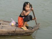 Kinder im schwimmenden Dorf