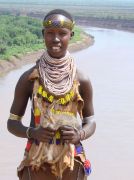 Frau des Karo - Volkes mit Dik-Dik - Im Hintergrund der Omo - Fluss