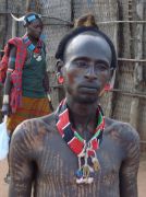Mann des Tsemay - Volkes auf dem Markt von Turmi