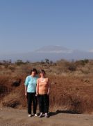 Christel und Ines - im Hintergrund der Kilimandscharo