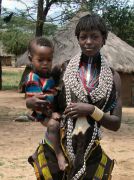 Mutter des Tsemay - Volkes mit vielen Kaurimuscheln