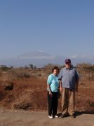 Christel und Dieter vor dem Kilimandscharo
