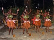 Darbietungen einer einheimischen Tanzgruppe