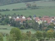 Blick auf ein Dorf an der A4 - Hastrungsfeld