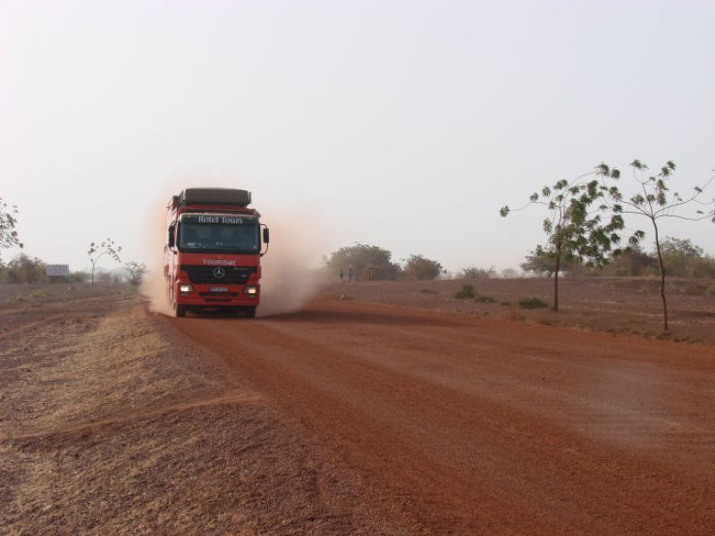 Unser Bus auf staubiger Piste (Niger)