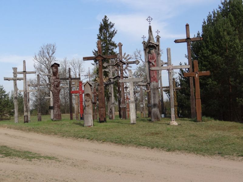 Alte geschnitzte Holzkreuze