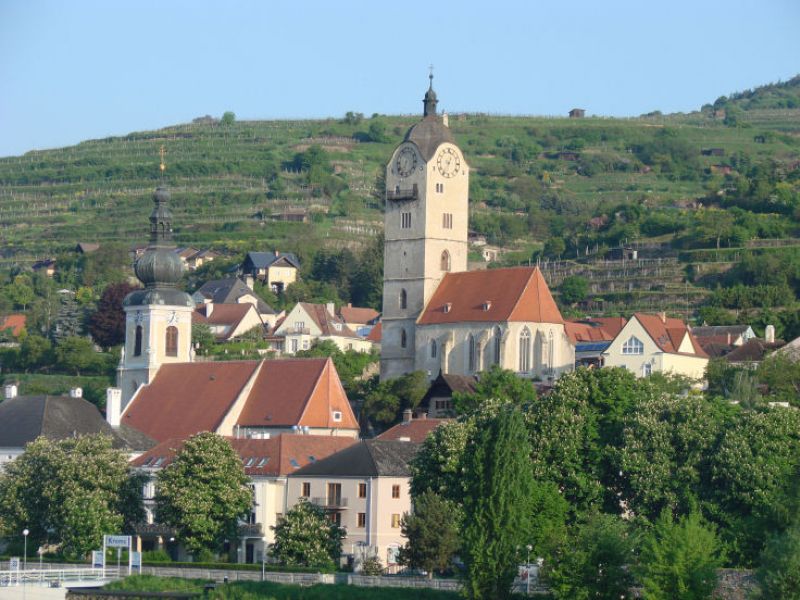Krems-Stadtteil Stein an der Donau mit der Frauenbergkirche