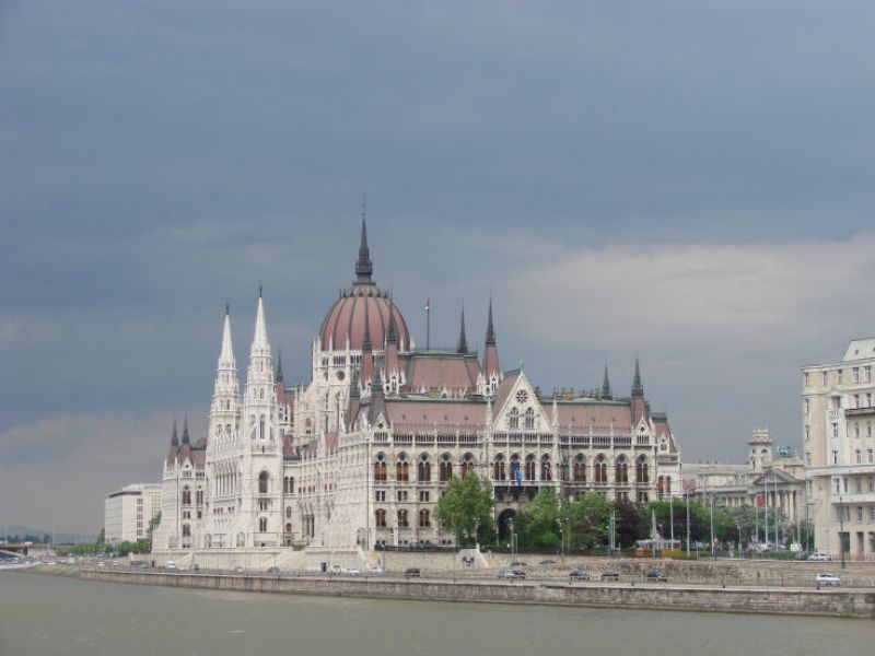 Parlament - größtes Gebäude Ungarns (691 Räume; 268 m lang; Kuppel: 96 m hoch)