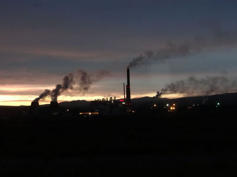 Stahlwerk im Morgengrauen in der Mongolei