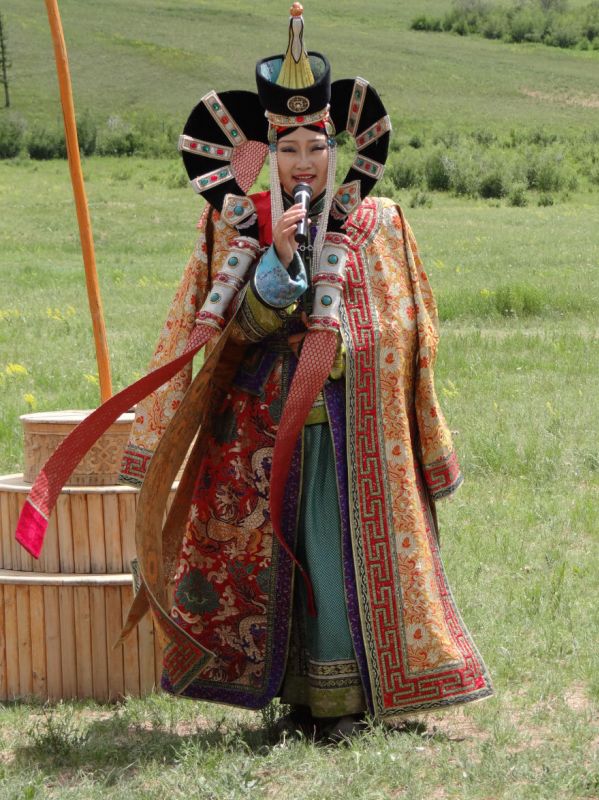 Mongolische Sängerin in heimischer Tracht