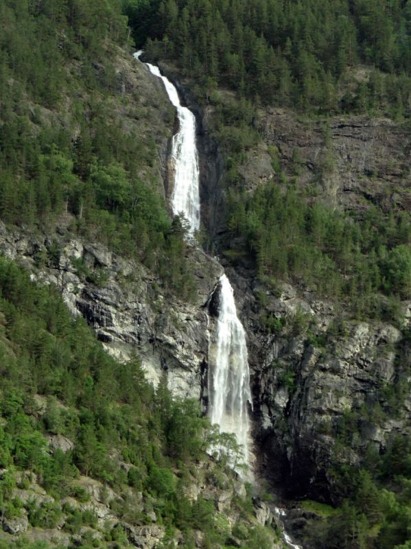 Wasserfall gegenüber dem Bahnhof Flam
