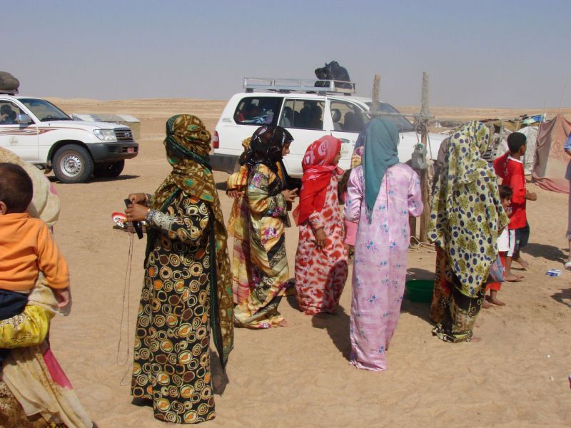 Frauen der Fischer in bunten Dishdasha