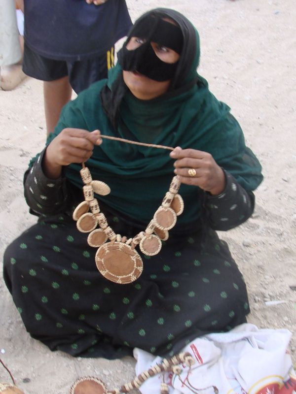 Beduinenfrau bietet Korbflechtarbeiten an
