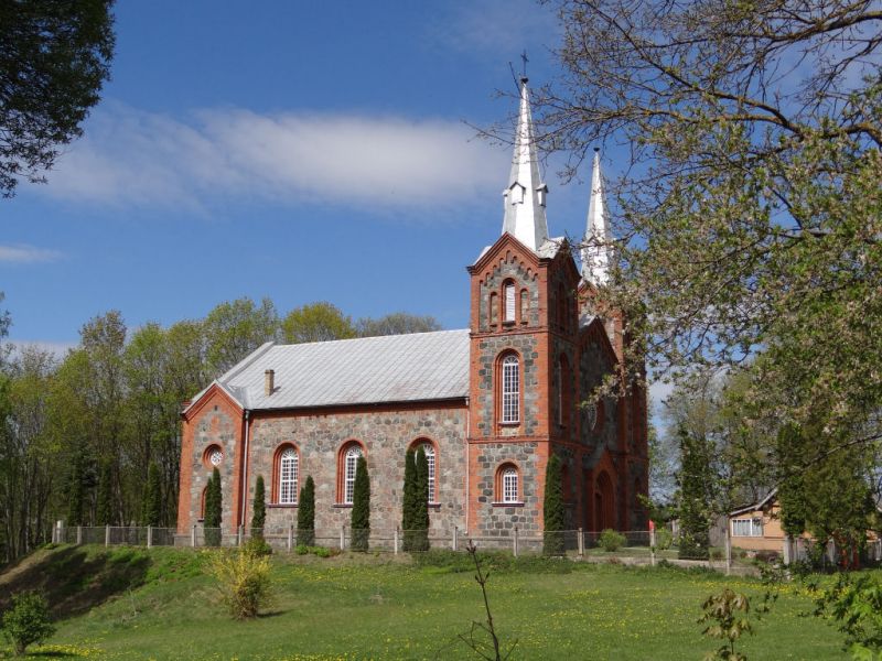 Kirche aus Naturstein und Backstein