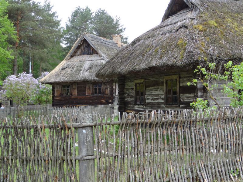 Rumsiskies - altes Haushaus mit typisch - geflochtenen Holzzaun