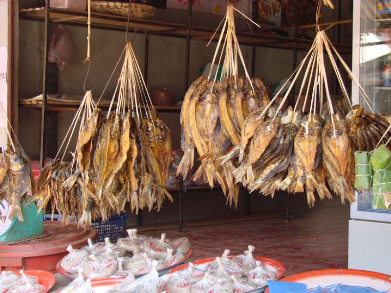 Getrockneter Fisch auf dem Markt im Fischerdorf Thana