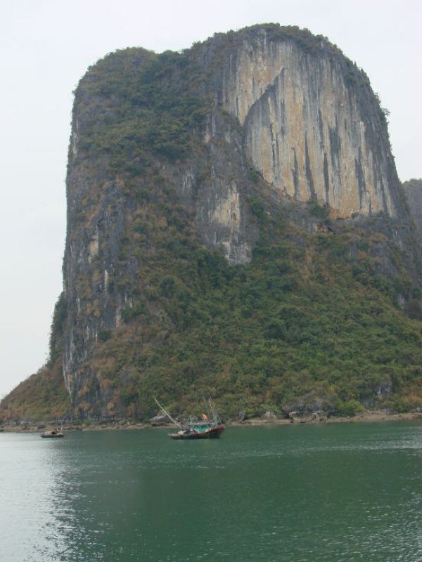 Fischerboote in der Halong-Bucht