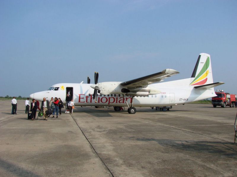 Mit der Fokker 50 fliegen wir im Westen Äthiopiens zu verschiedenen Orten