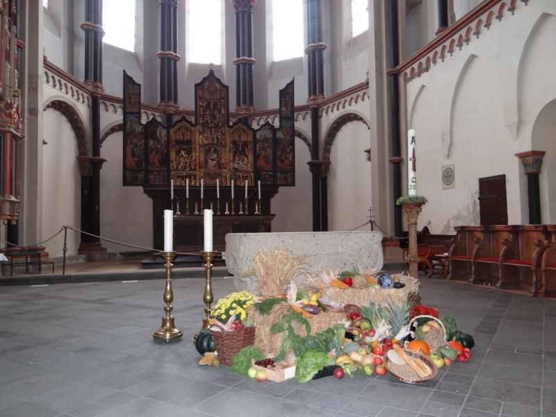 Münstermaifeld:Stiftskirche"St.Martin" - Altar mit Erntedankgaben