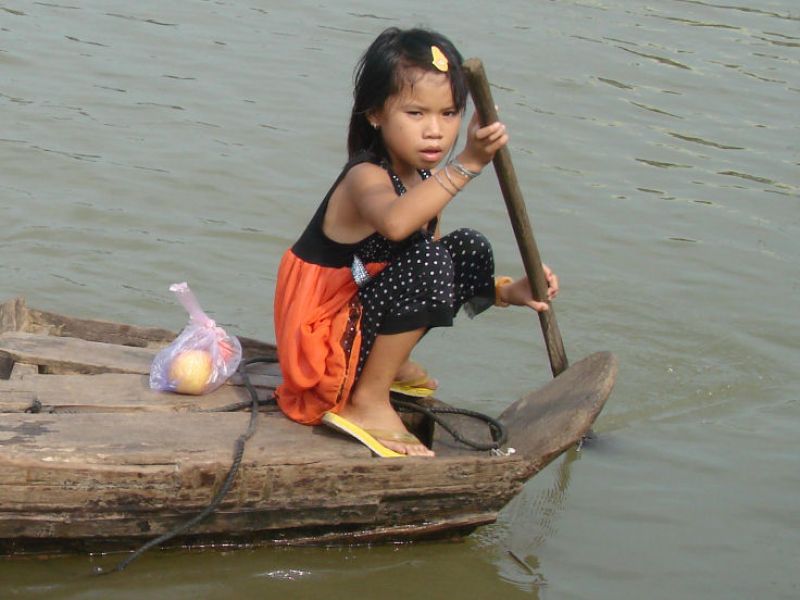 Kinder im schwimmenden Dorf