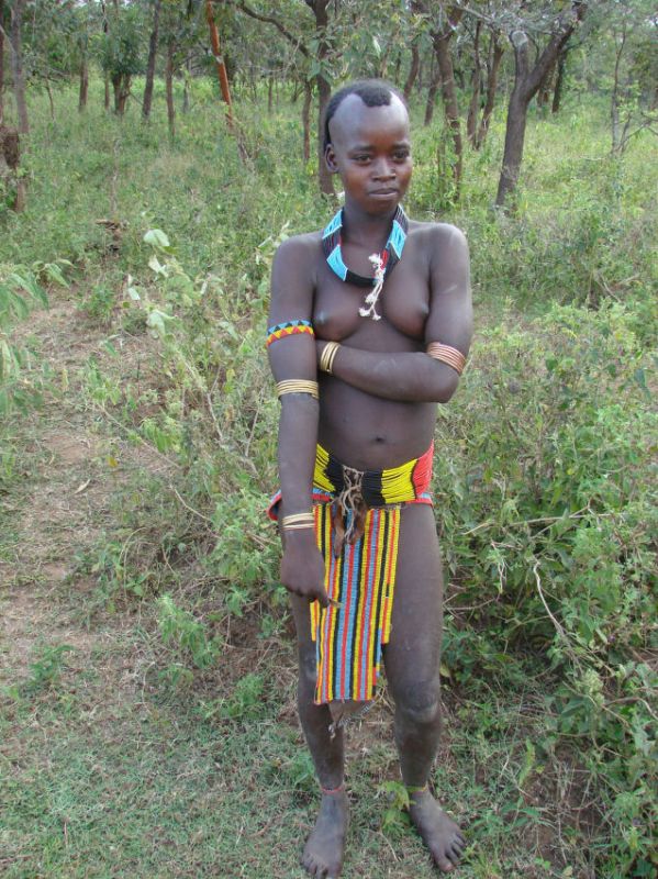 Mädchen des Demeka - Volkes