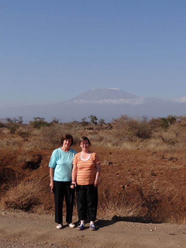 Christel und Ines - im Hintergrund der Kilimandscharo