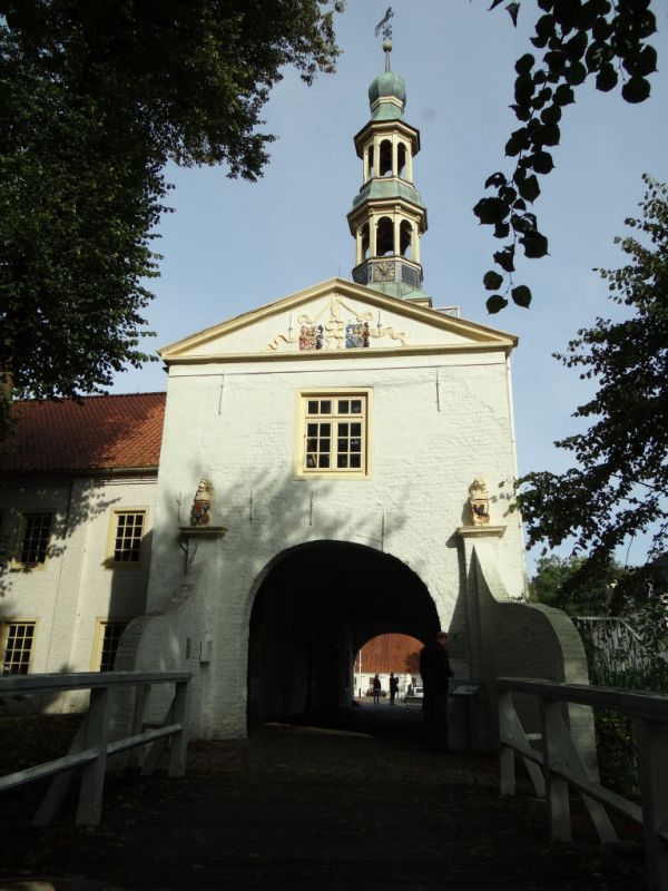 Dornum:Tor zum Wasserschloss"Norderburg"
