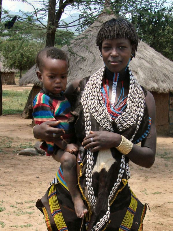 Mutter des Tsemay - Volkes mit vielen Kaurimuscheln