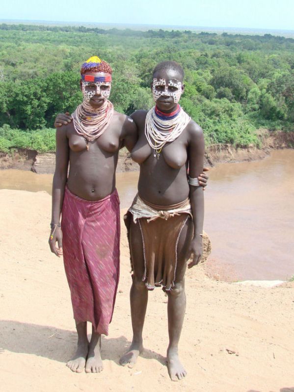 Junge Frauen des Karo - Volkes mit Schmucknarben