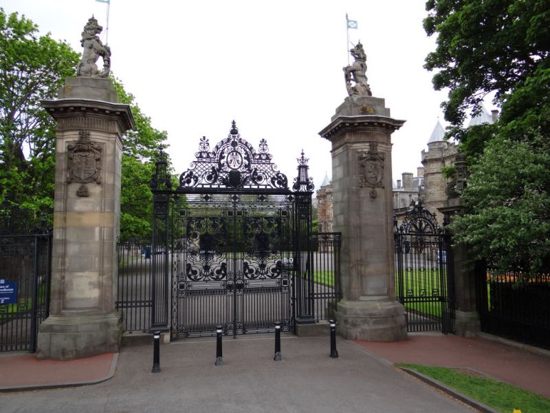 Edinburgh - Eingang zum Holyvood-House Palast