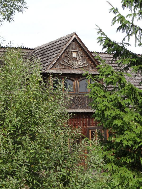 Altes Holzhaus in Stare Masiewo mit Schnitzereien