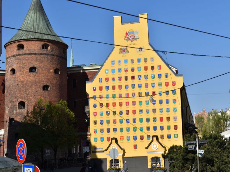 Riga - Pulverturm (17Jh.) u.jakobskaserne mit Wappen der lettischen Städte