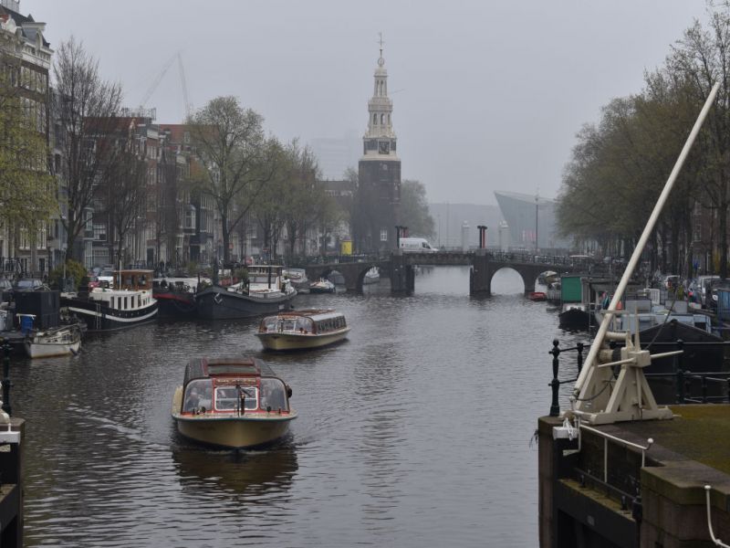 Stadtrundfahrt Amsterdam - Kanalbrücke und-Montelbaans-Turm